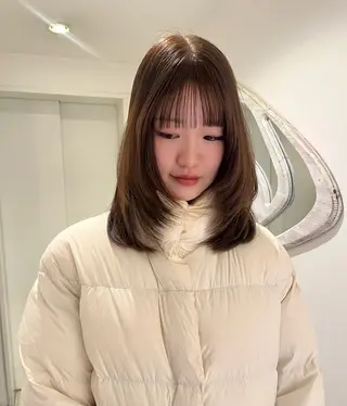 ミディアム あやか/ベージュ /透け感カラーのヘアスタイル