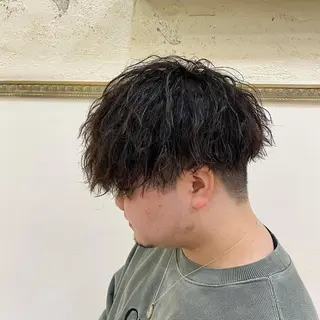 パーマ メンズ 三ノ宮フェザーパーマ 蕃本 啓利のヘアスタイル