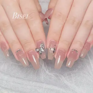 ネイル 🦋 Queenieのネイルデザイン