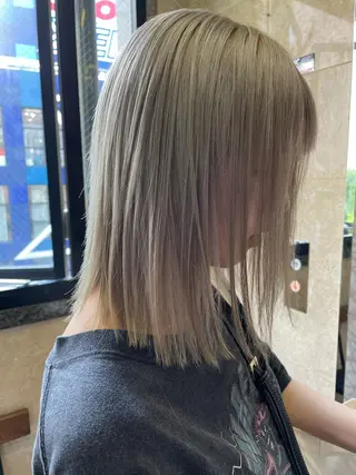 セミロング カラー YEAU　PLUS所属・極上の艶髪 RINAのヘアスタイル