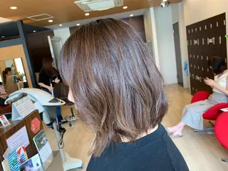 セミロング カラー Rever Tokyo所属・コンドウ サラのヘアスタイル