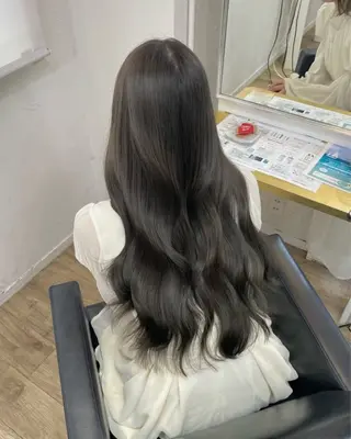 ロング ブリーチなしカラー /ベージュカラーのヘアスタイル