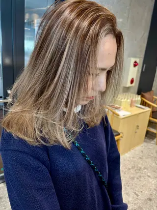 ミディアム カラー ブリーチカラーレイヤ ーカット🦋annaのヘアスタイル