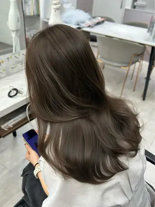 セミロング カラー 韓国ヘア🇰🇷／ 艶カラー鈴木萌愛🩶のヘアスタイル