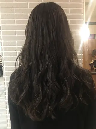 ロング カラー ウルフカット／吉村 桃子のヘアスタイル