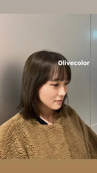 ミディアム ブリーチなしカラー/ 顔周りレイヤーのヘアスタイル