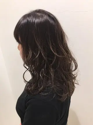 セミロング カラー パーマ ひがし さゆりのヘアスタイル