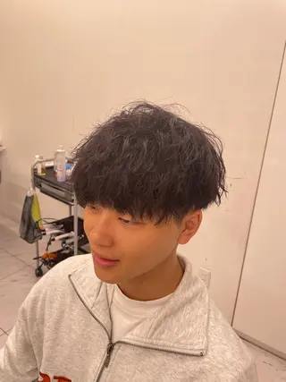 ミディアム パーマ ヘアアレンジ メンズ 艶カラー の達人のヘアスタイル