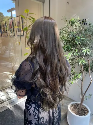 ロング CYAN.矢場町店所属・三代 ゆりあのヘアスタイル