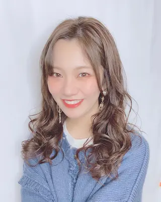 ミディアム カラー Gaudi / ガウディのヘアスタイル