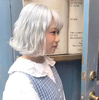 ミディアム カラー ブリーチ、パーマ 西部笑のヘアスタイル