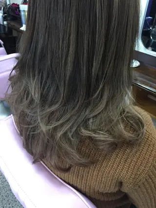 セミロング カラー ヘアースタジオB7所属・三木 あやなのヘアスタイル