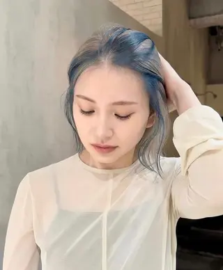 ミディアム カラー サキ🤍ハイトーン 🩰くびれ巻きヘアのヘアスタイル