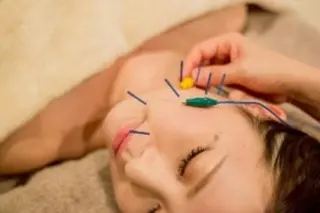 たるみ専門美容鍼 × 猫背整体 のぐち所属・小顔と姿勢改善のプロ ｜整体と美容鍼のぐちのエステ・リラクイメージ