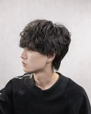 ショート カラー パーマ メンズ 【シャドウパーマ センターパート】義心のヘアスタイル