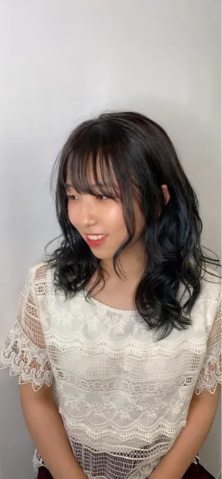 ミディアム カラー Gaudi / ガウディのヘアスタイル