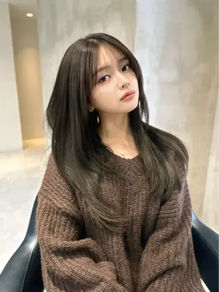 ロング カラー レイヤーカット 透明感カラーのヘアスタイル