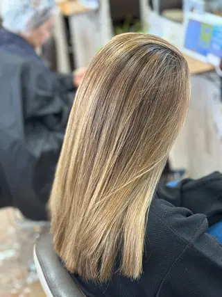 ロング 白髪ぼかし☘️クセ 活かし🎈小倉🥇のヘアスタイル