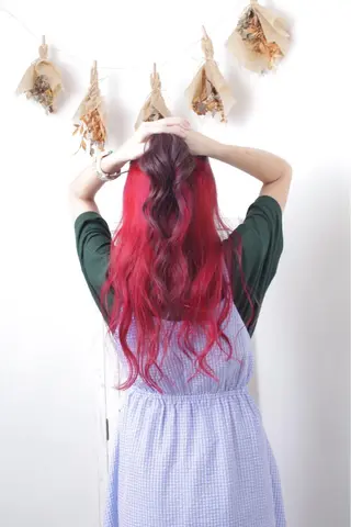 ロング カラー パーマ ヘアアレンジ 推し活専用 【派手髪】飯野ゆかりのヘアスタイル