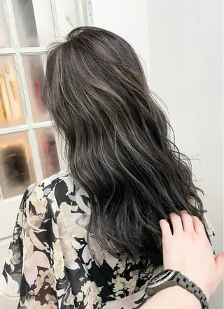 ロング 白いハイライト🤍 タナカリョウスケのヘアスタイル