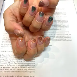 ネイル anyora nail salon所属・大人ワンホン キラキラ／Ayanoのネイルデザイン