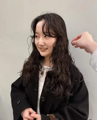 ロング パーマ 佐川 寧音のヘアスタイル