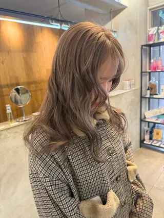 ロング カラー ミルクティー× グレージュMOMOのヘアスタイル