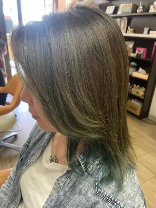 セミロング カラー 徳留 もも花のヘアスタイル