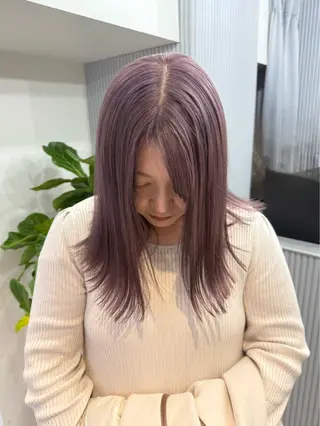 セミロング カラー ミルクティー× グレージュMOMOのヘアスタイル