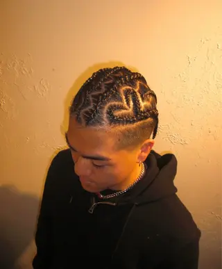 ショート メンズ コーンロウ／ブレイズ SYUのヘアスタイル