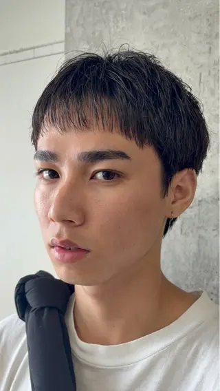 アイブロウ 愛加パーマ・レイヤー ・ピンクカラーのヘアスタイル