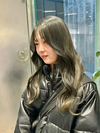 ロング カラー ブリーチなし 寒色カラーのヘアスタイル