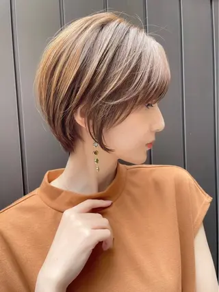 ショート ハッシュカット|透明 感カラー🩵レイヤーのヘアスタイル
