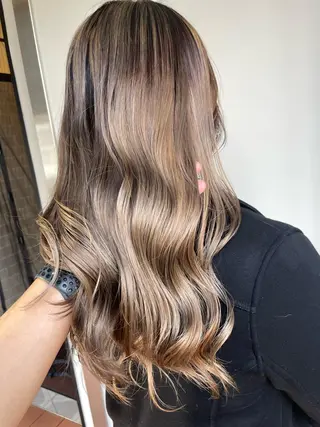 セミロング ブリーチ毛矯正.髪質 改善.髪にドラマをのヘアスタイル