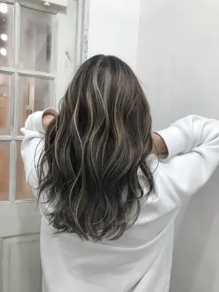 セミロング 白いハイライト🤍 タナカリョウスケのヘアスタイル