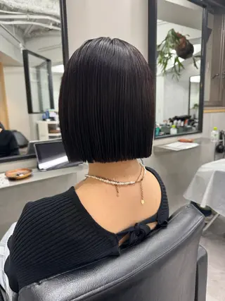 ショート カラー laff 新宿所属・切りっぱなしボブ レイヤー/縮毛矯正のヘアスタイル