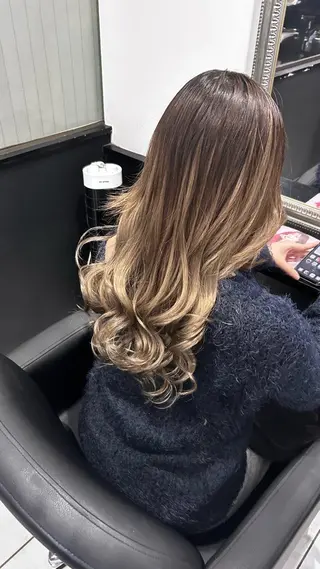 ロング 長田 麻友子のヘアスタイル