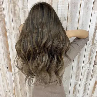 ロング 白髪ぼかしハイライト めさきすずなのヘアスタイル