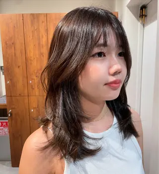 ミディアム カラー 海外レイヤー/赤み 消しカラー/上原聖奈のヘアスタイル