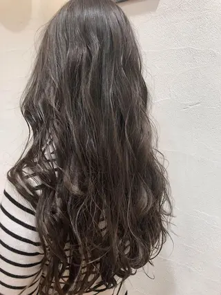 ミディアム カラー 360°キレイな ショートカットのヘアスタイル