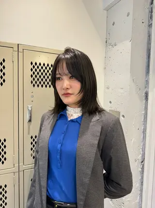 ミディアム カラー 黒田 千晴のヘアスタイル