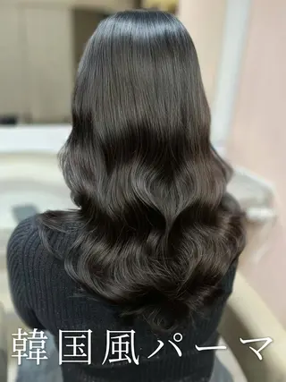 ロング 波巻きウェーブ 韓国風パーマ 纐纈のヘアスタイル