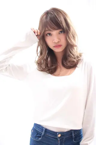 セミロング パーマ 低ダメ高明度 低ダメ高明度ハイトンのヘアスタイル