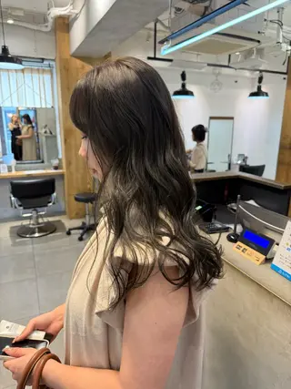 ロング カラー ミルクティー× グレージュMOMOのヘアスタイル