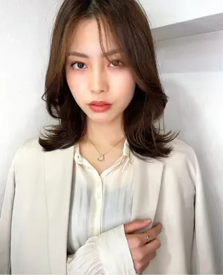 ミディアム レイヤーカット、 大人可愛い　中村美羅のヘアスタイル