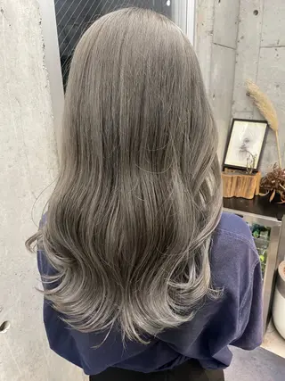 セミロング カラー SALOWIN池袋East店3F所属・インナーカラー 推し ブリーチ  髪質改善のヘアスタイル