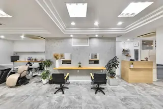 hoNua. 栄/透明感カラーのヘアスタイル