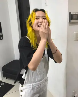 セミロング TOMOYAレイヤー ブリーチ縮毛矯正のヘアスタイル