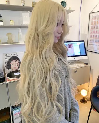 ロング カラー カヨコ/ハイトーン /透明感カラーのヘアスタイル