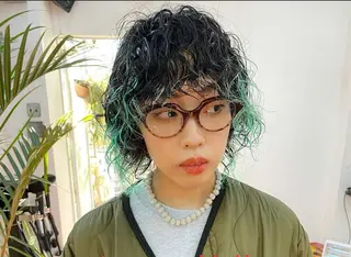 ミディアム カラー パーマ qiie/ワンカラー インナーカラーのヘアスタイル